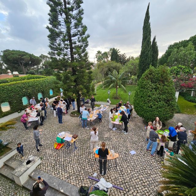 O fecho do projeto internacional Chala Bake, de criação do tradicional pão do Shabat, teve lugar no nosso country club em Albarraque este fim de semana. Uma linda tarde de domingo com mais de 70 pessoas, entre as várias famílias presentes, encerrando com grande sucesso as atividades deste ano desta grande iniciativa internacional no âmbito do SHABAT PROJECT. O evento foi organizado pela Comunidade de Israelita de Lisboa, Somej Nophlim (a quem foi revertido todo o valor arrecadado com as inscrições), JYP - @jewishyouthpt e o Chabad Portugal.